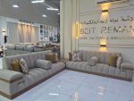 Luxury 6 meter Arodi Majlis Sofa with wooden base in Riyadh showroom كنب مجلس أرودي فاخر 6 متر بقاعدة خشبية في الرياض